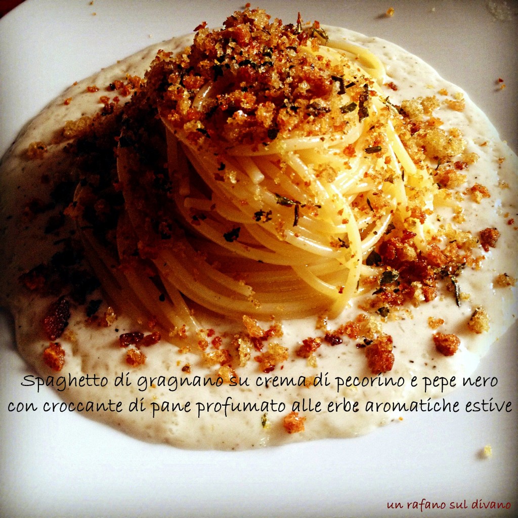 spaghetti crema di pecorino con croccante di pane alle erbe aromatiche